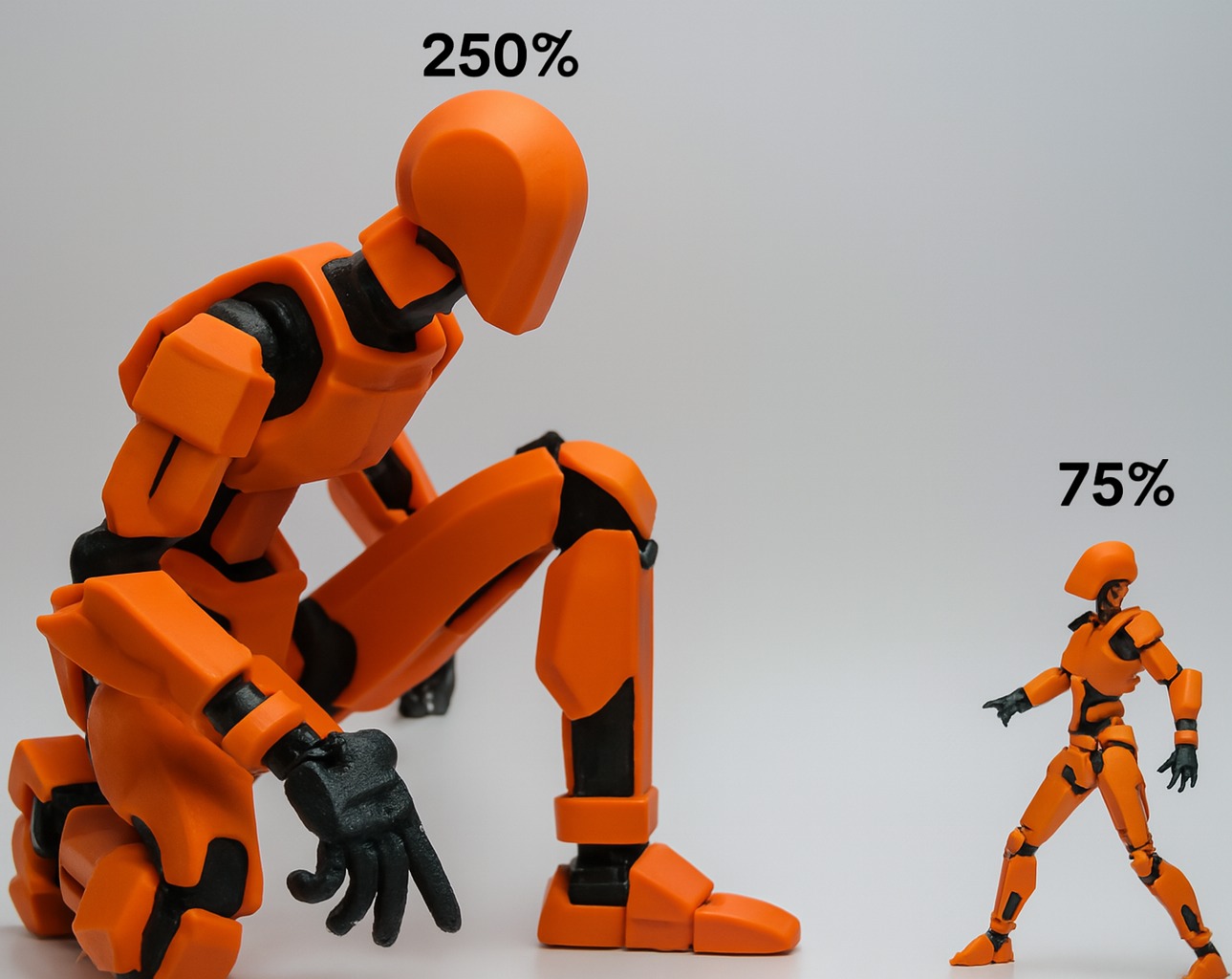 Dummy naranja comparando escalas de impresión