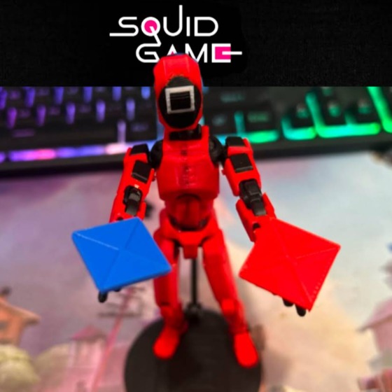 Figura de Squid Game con máscara y tarjetas