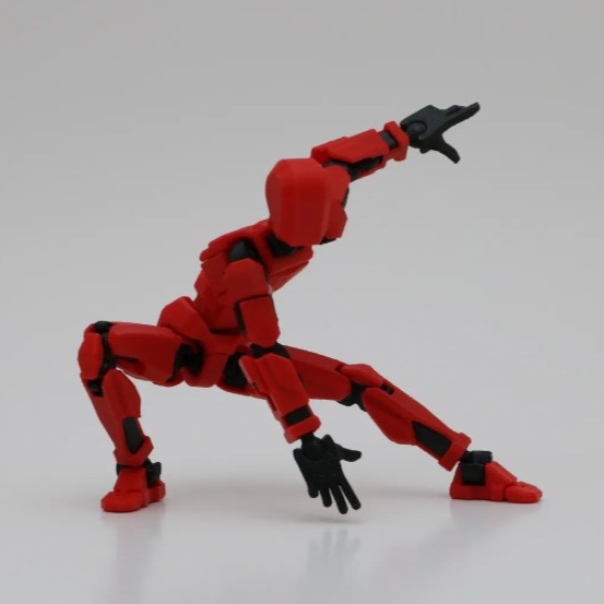 Dummy rojo en pose de estocada sobre fondo blanco